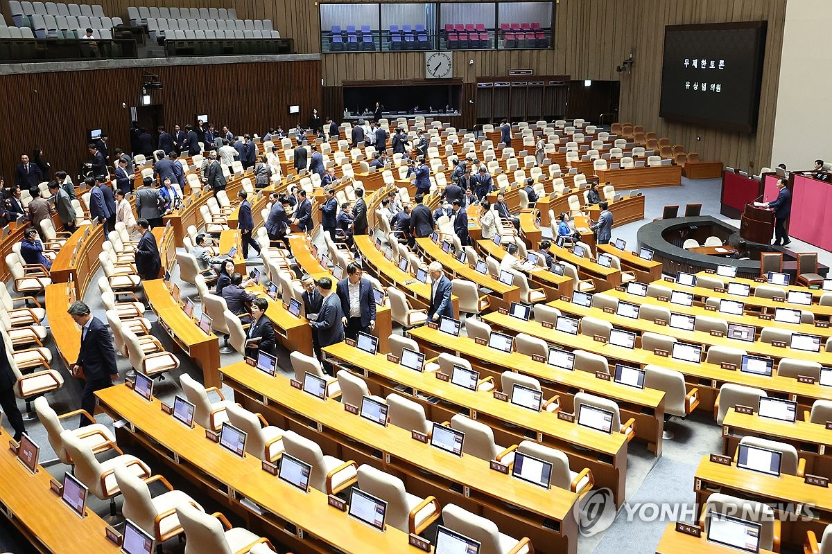 국회법 개정안 필버 시작...의석 비우는 의원들