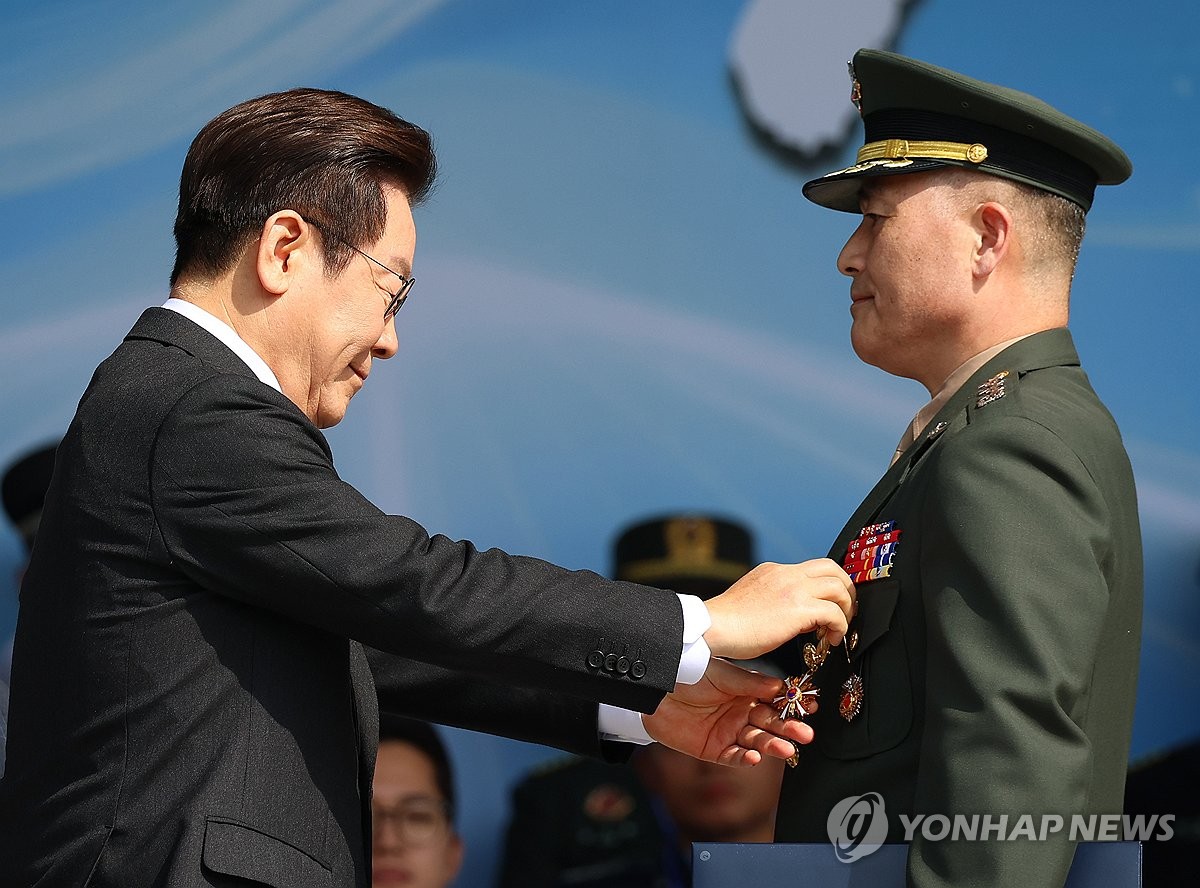 이재명 대통령, 박정훈 대령에게 훈장 수여
