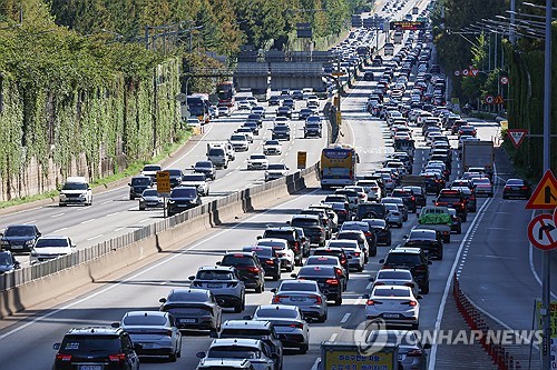 추석 연휴 마지막날 귀경길 정체 시작…부산→서울 6시간 40분