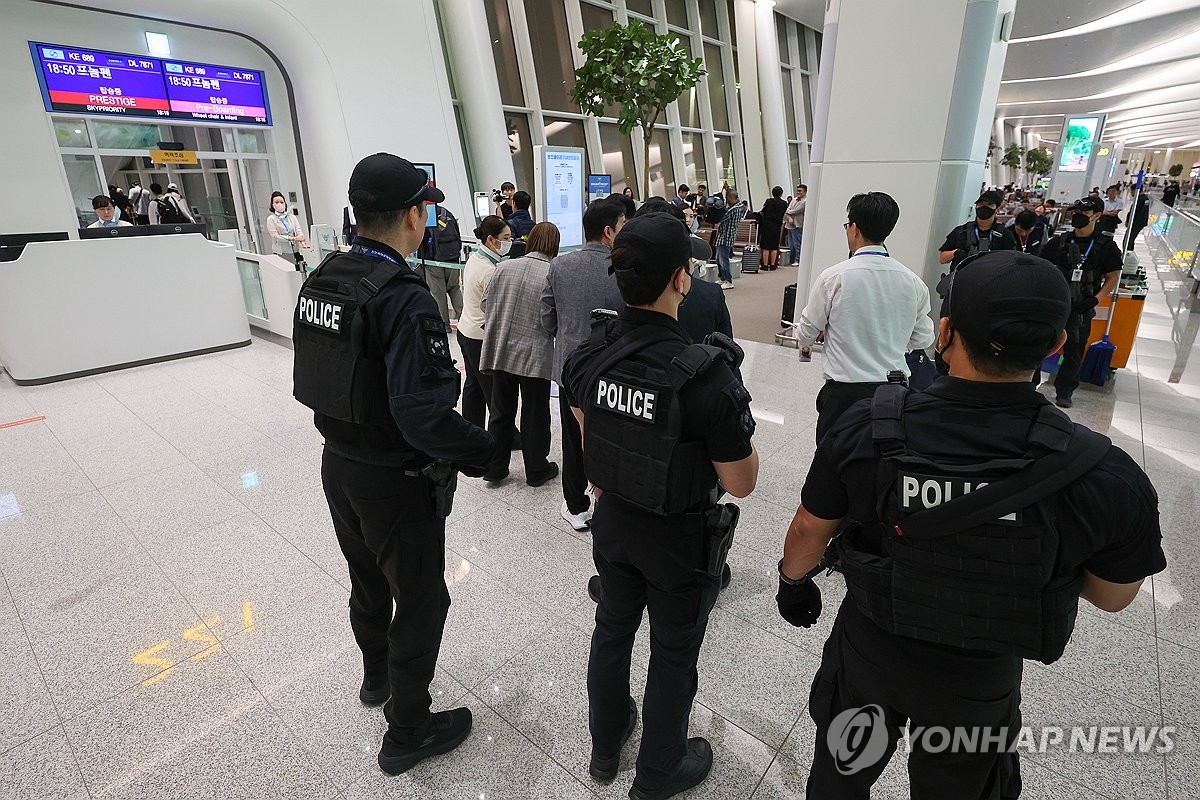 경찰, 캄보디아행 항공편 탑승구 앞 한국인 승객 대상 안전활동