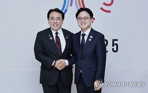 [APEC 2025] Industry minister discusses economic cooperation with Japan, Vietnam during APEC gathering