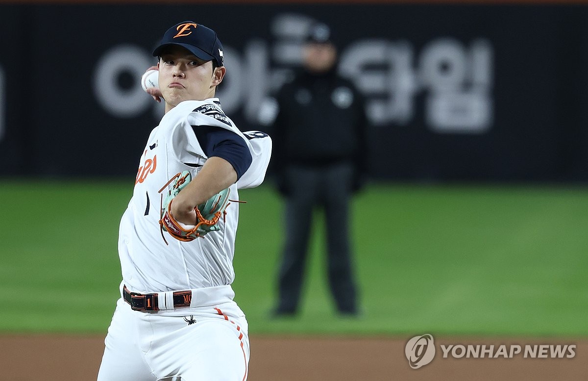 문동주, 1회 1실점하고 강판…"컨디션 저하로 특이사항 없어"