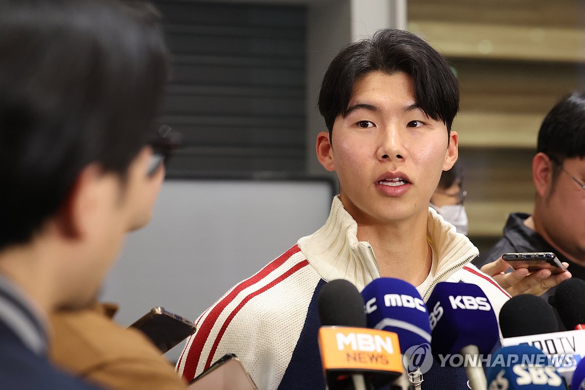 취재진 질문에 답하는 김혜성