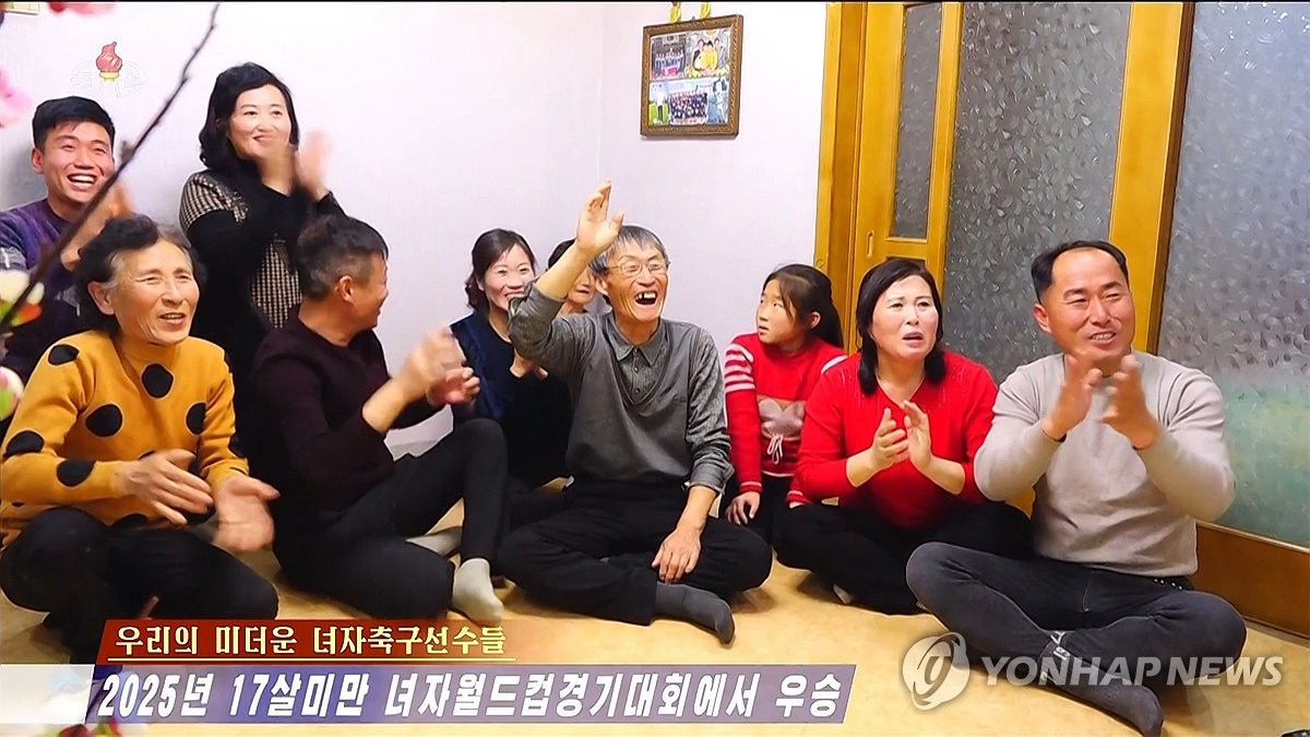 북한 주민들, U-17 여자축구 결승전 응원