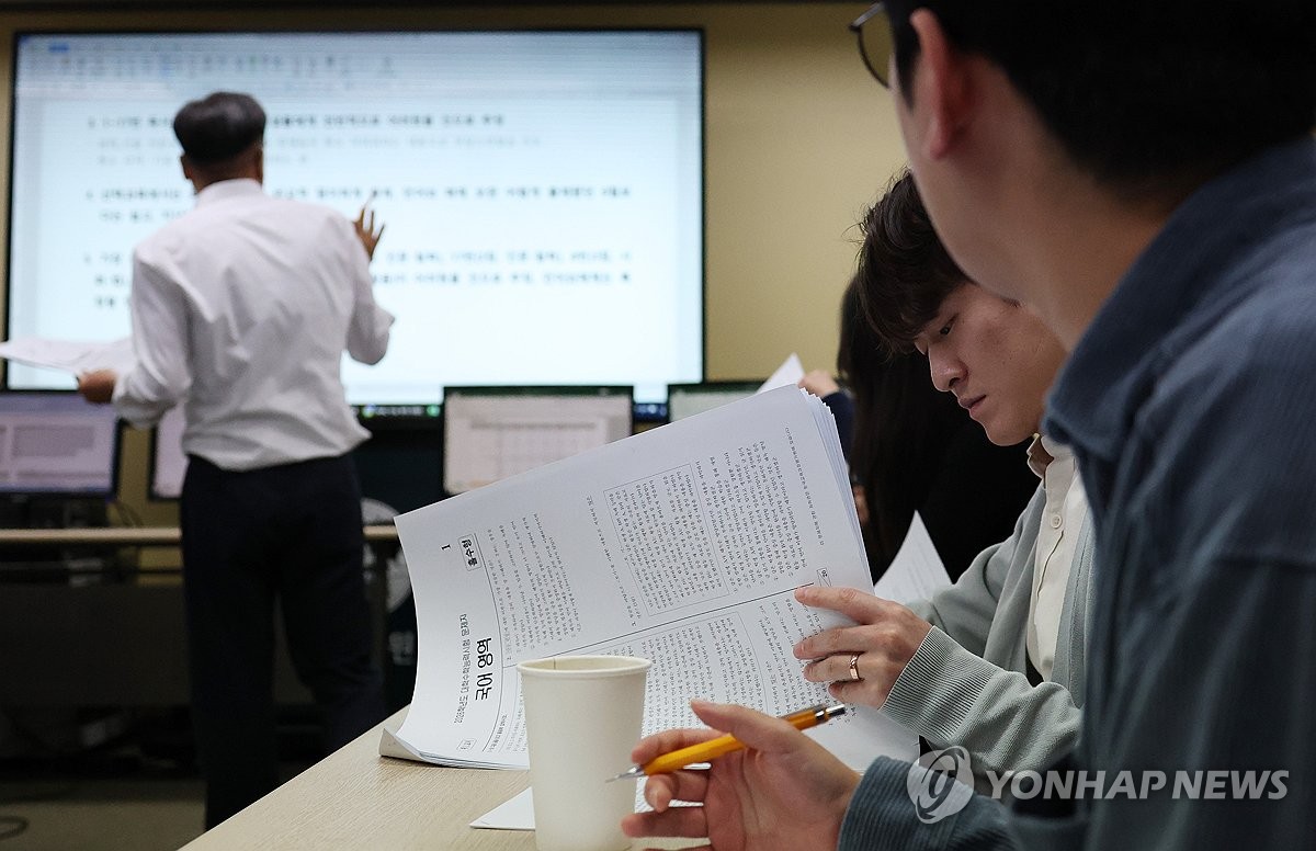 수능 종료 후 귀가하는 수험생