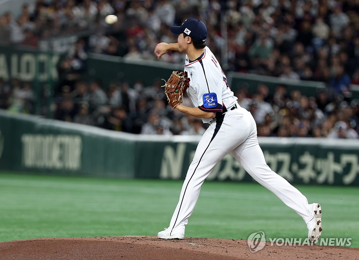 송구 실책 범하는 정우주