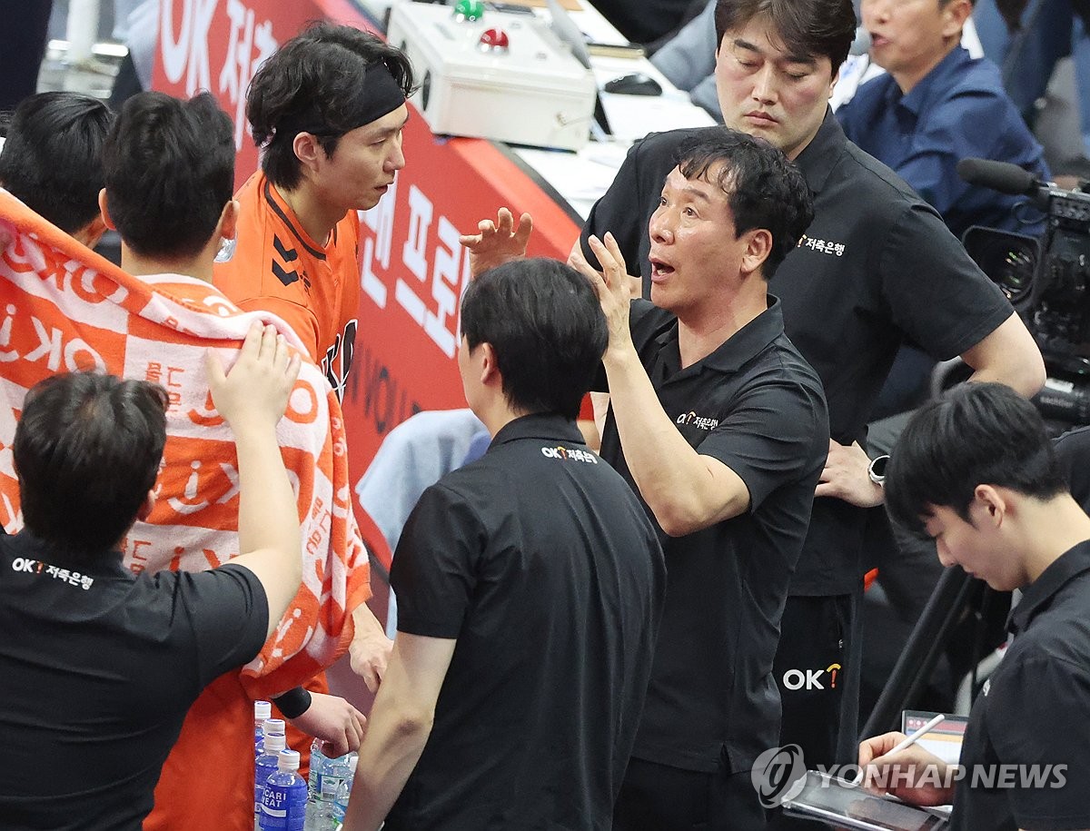 작전 지시하는 신영철 감독