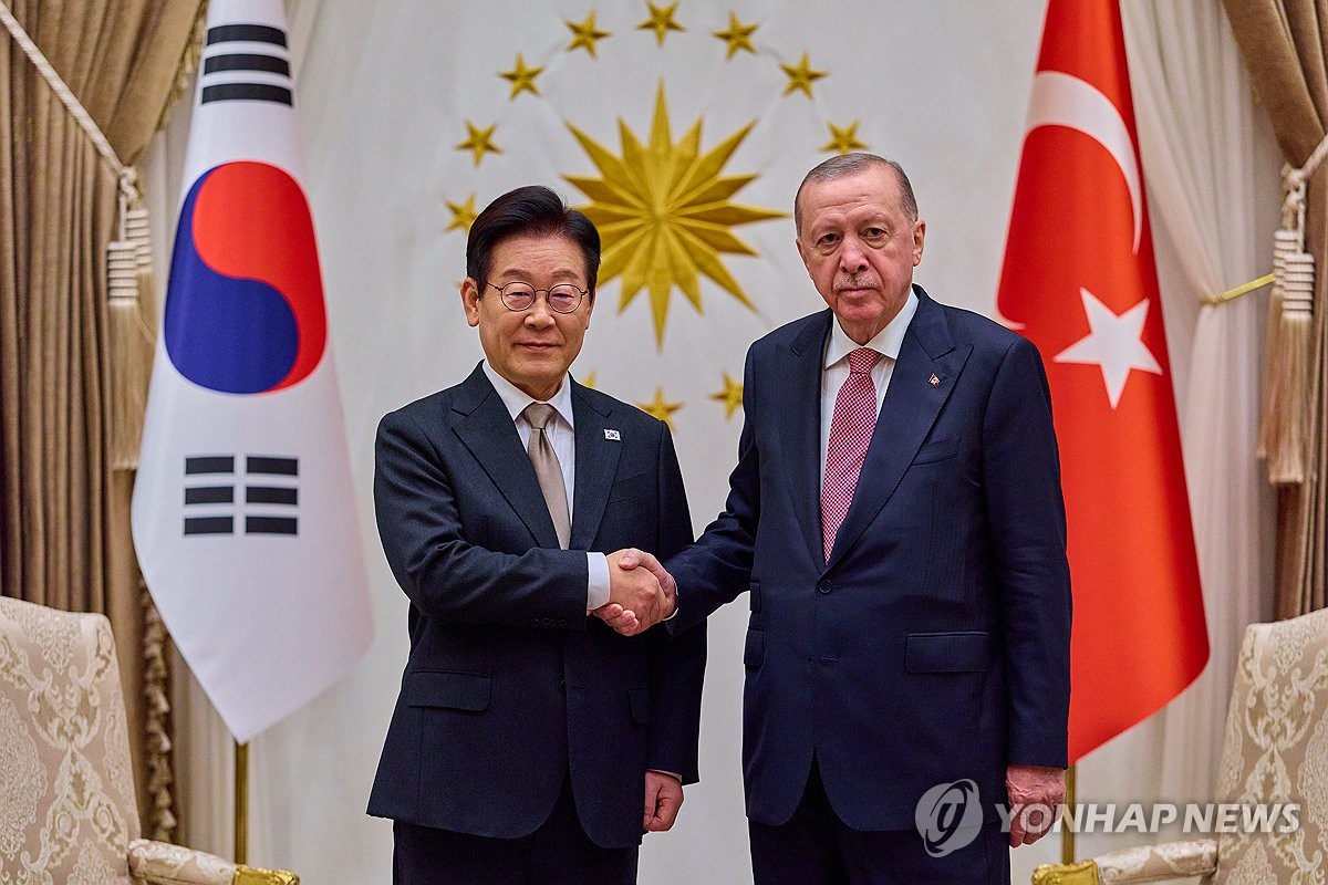 (LEAD) Lee, Erdogan agree to bolster defense, nuclear energy cooperation in summit talks