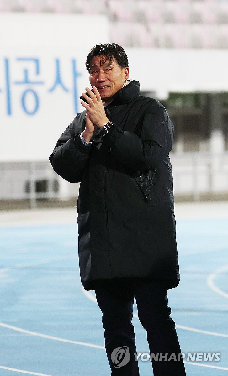 박수치는 이영민 부천FC 감독