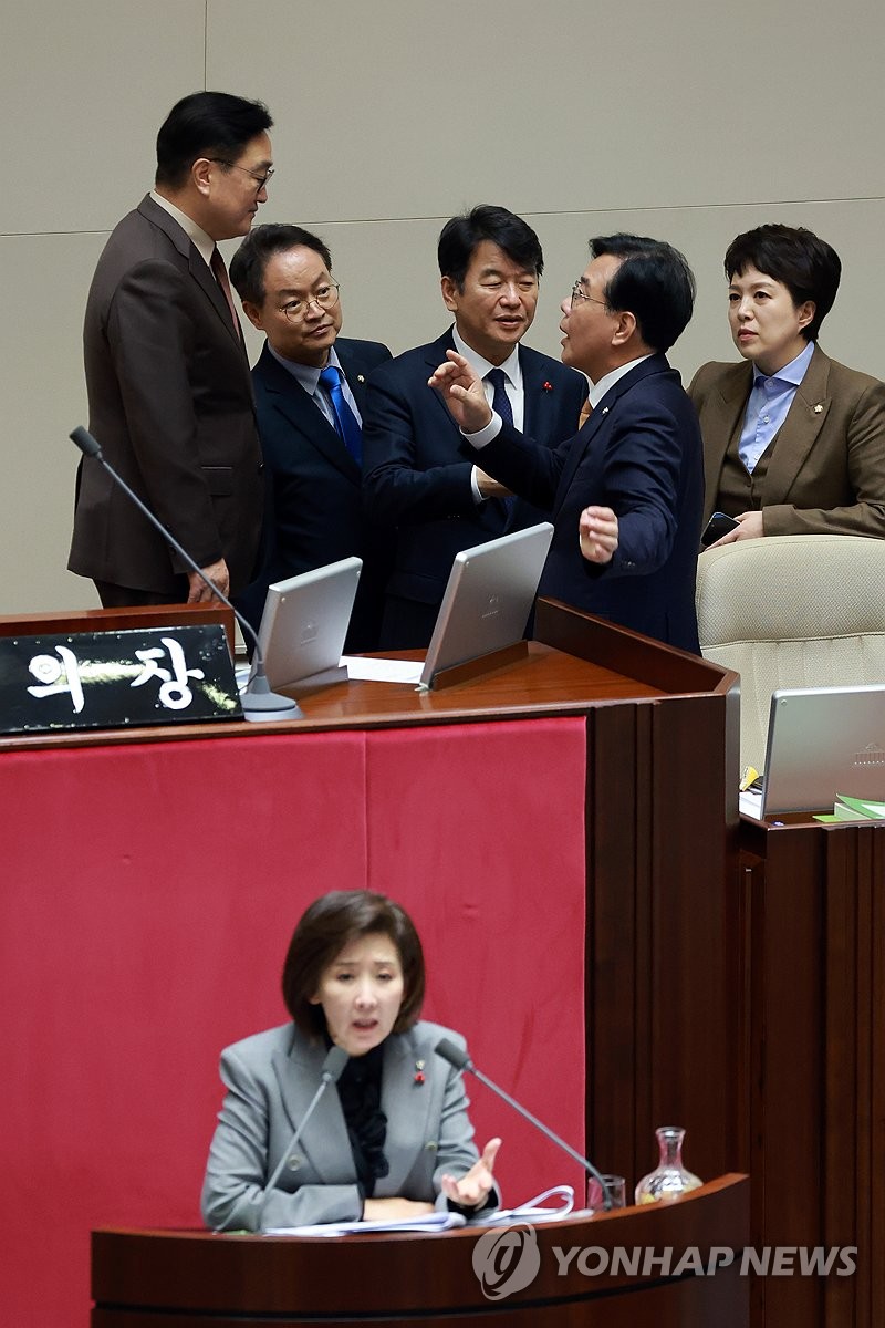 국회의장에게 항의하는 국민의힘 송언석 원내대표