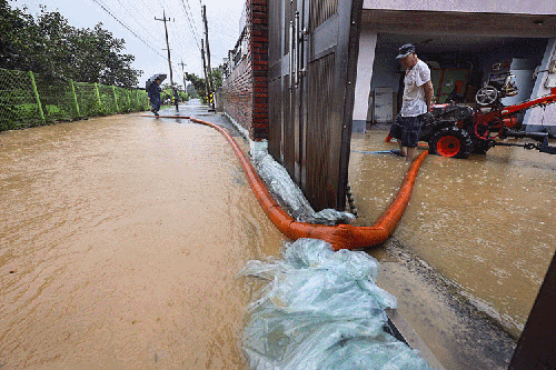  Torrential rains kill 4, with 2 missing, over 5,600 evacuated