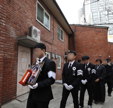 故 윤한덕 센터장 눈물 속 영결식…의료원 돌아보고 마지막 길