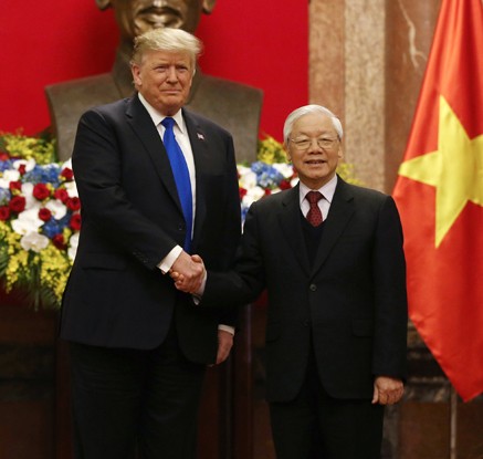 악수하는 트럼프와 베트남 국가주석