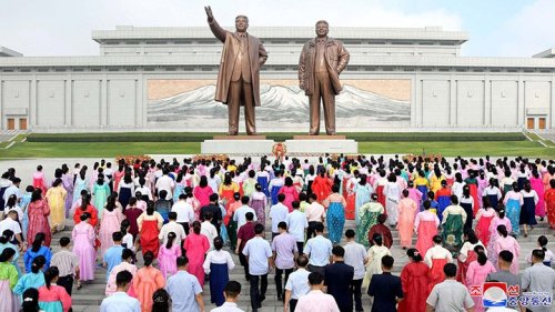 선군절 맞아 김일성·김정일 동상에 꽃바구니