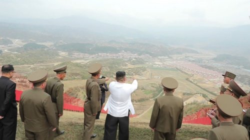 양덕군 온천지구 돌아보는 북한 김정은