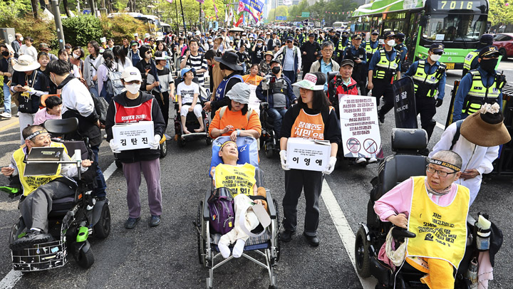 '도심행진'…장애인차별 철폐투쟁 전국결의대회