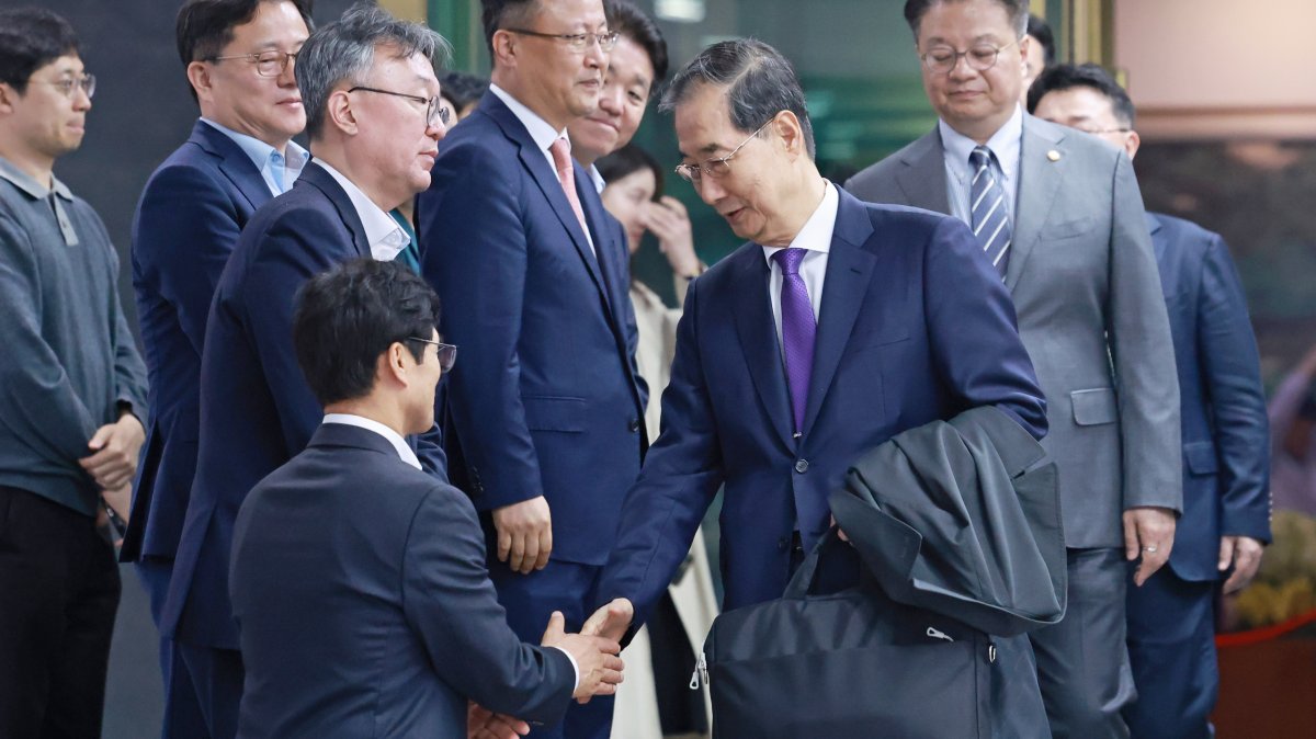 정부서울청사 나서는 한덕수 권한대행