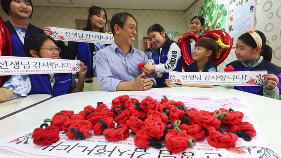 "선생님 사랑합니다"…내일은 스승의 날 
