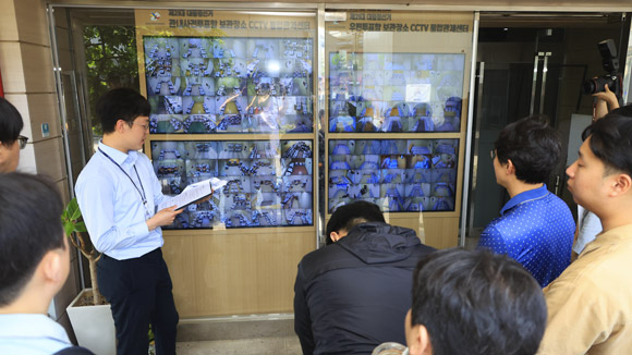 CCTV 통합관제센터 화면 열람하는 참관인들
