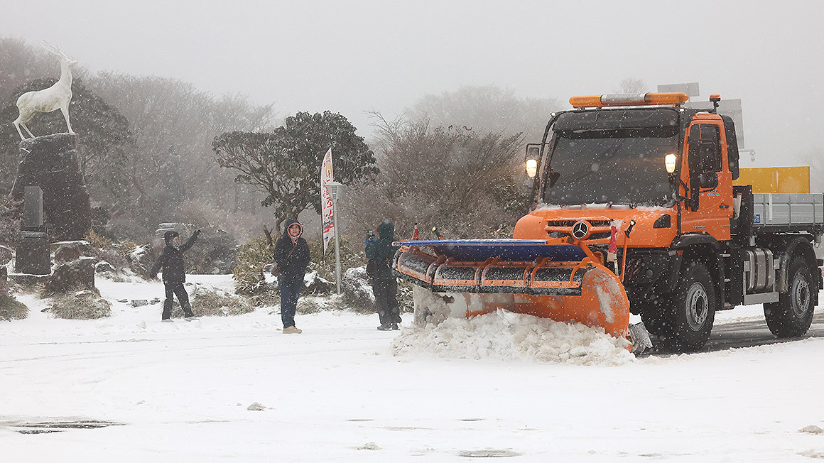 대설주의보 내린 한라산…눈 치우는 제설차량