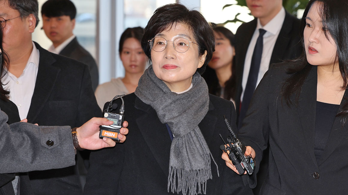 '김건희에 로저비비에 선물' 김기현 부인 특검 출석…묵묵부답