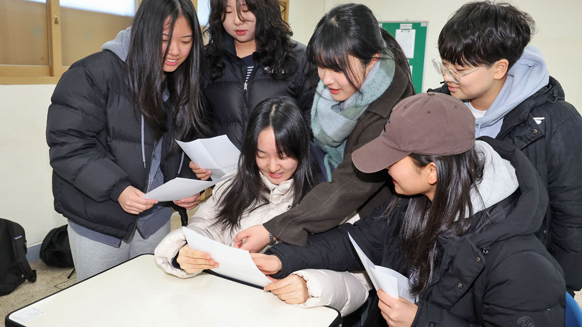 '내 수능 점수는'…성적표 확인하는 수험생들